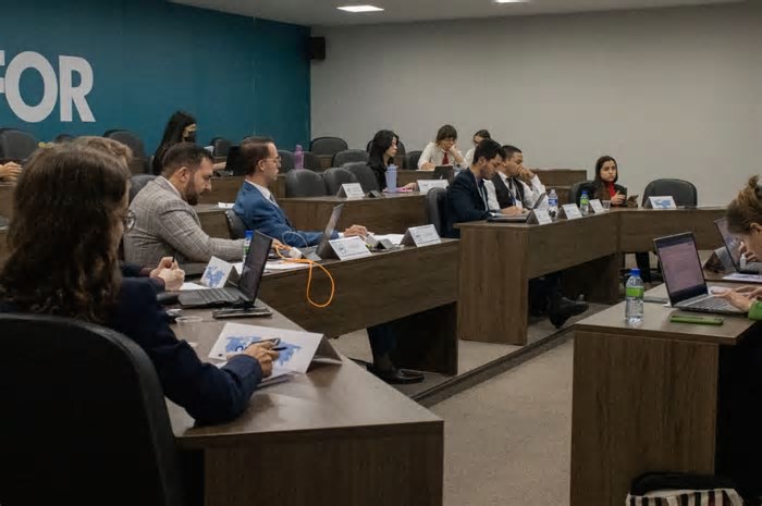 Com foco em diplomacia e geopolítica, estudantes realizam simulação da ONU em Fortaleza