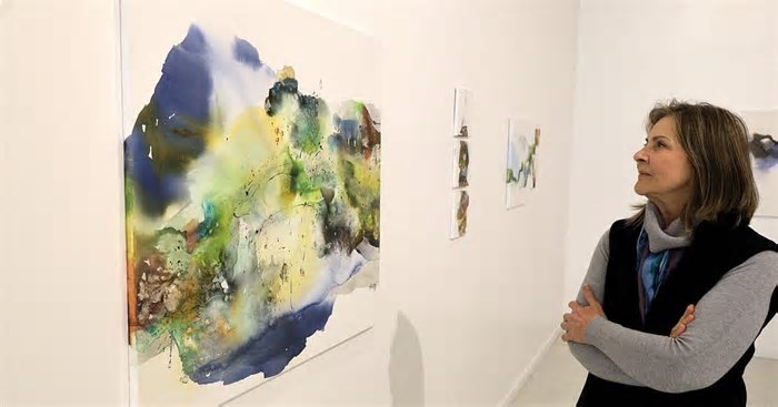 Artista visual caxiense Mádia Bertolucci revela ao público obras da mostra inédita 'Sussurros D’Água', no Centro de Cultura Ordovás