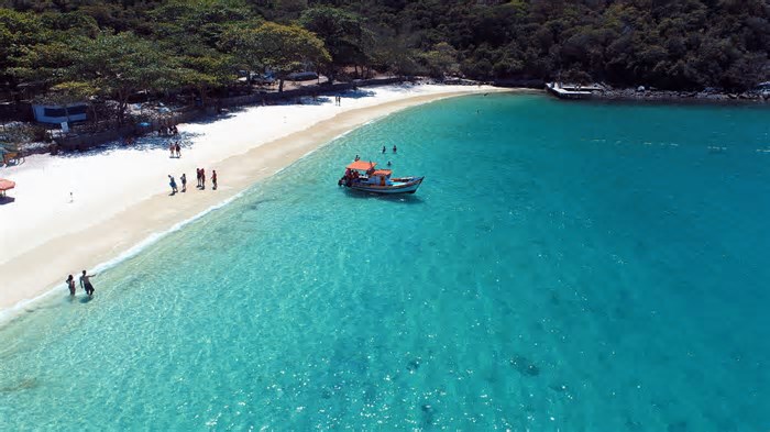 Cidade no litoral carioca, é reconhecida por turistas como o “Caribe Brasileiro”