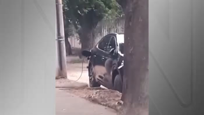 Vídeo: motorista usa poste para recarregar carro elétrico no Rio de Janeiro