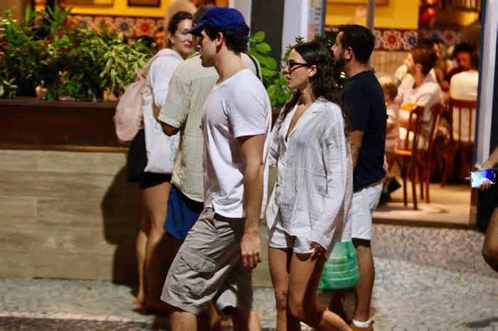 De look casual, Bruna Marquezine circula com amigos na Zona Sul carioca