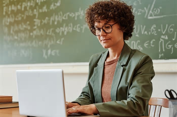 Professores da rede pública podem aprender programação e ciência de dados em curso gratuito online