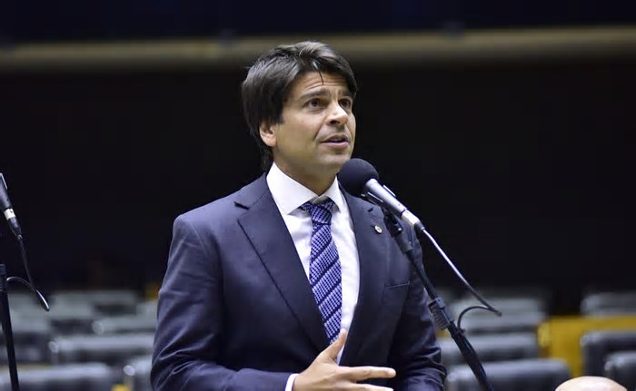 Desvinculação de salário mínimo e piso da saúde e educação devem estar na reforma administrativa, diz relator