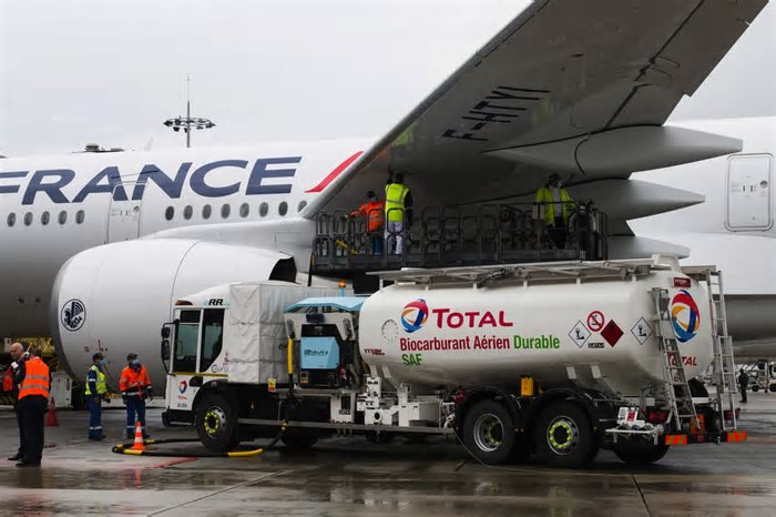 Aviões têm de cortar carbono, mas falta combustível verde. Veja a corrida bilionária no país para resolver isso