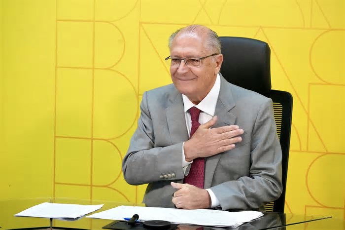 Gripe aviária será 'transitória e rápida' no Brasil, diz Geraldo Alckmin
