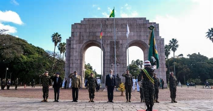 Dia da Vitória é celebrado em Porto Alegre com solenidade no Monumento ao Expedicionário