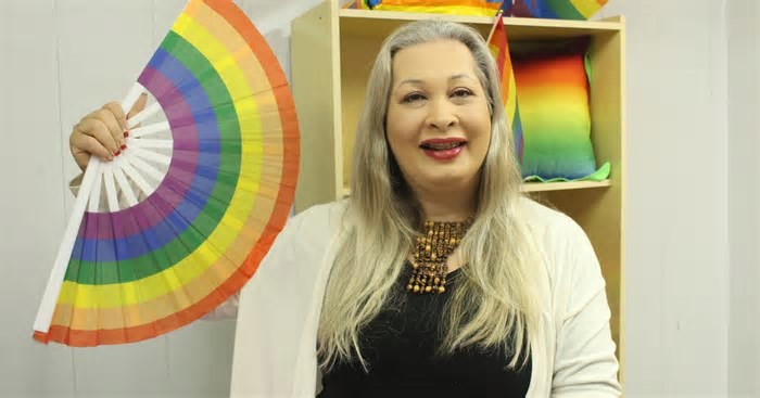Exclusão familiar de LGBTs é tema do livro de estreia de Cleo Araújo