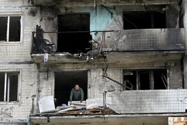 Rússia bombardeia Kiev durante troca de prisioneiros entre os dois países