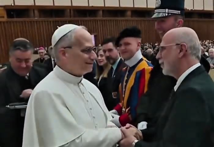 São-carlense Vanderlei Bagnato se encontra com o Papa Leão XIV