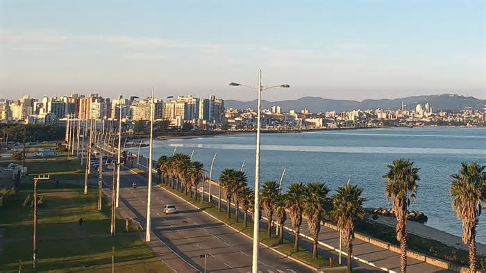Cidade no litoral catarinense encanta com tranquilidade e praias de tirar o fôlego