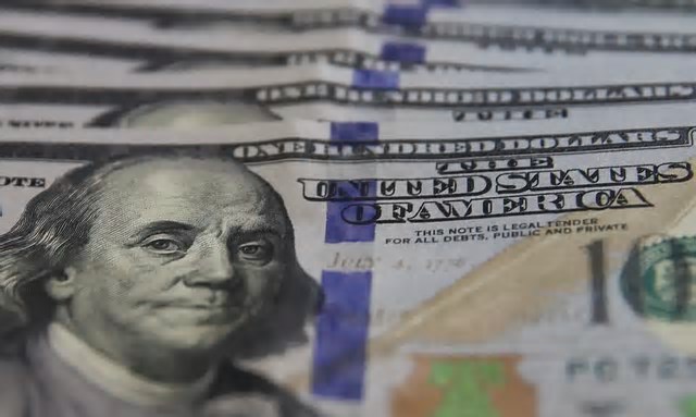 Dólar recua com dados da inflação e fecha semana cotado a R$ 5,65