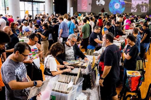 Feira de Vinil do Rio homenageia Jards Macalé e terá show de Joyce Moreno