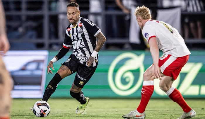 Neymar volta ao time titular do Santos e fica irritado em derrota para o Leipzig
