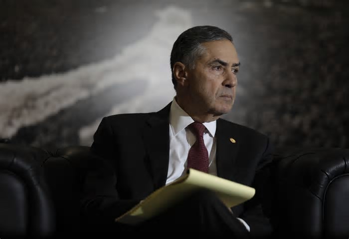 Barroso diz que STF não 'se mete em tudo' e atua em muitas frentes pelo 'arranjo institucional brasileiro'