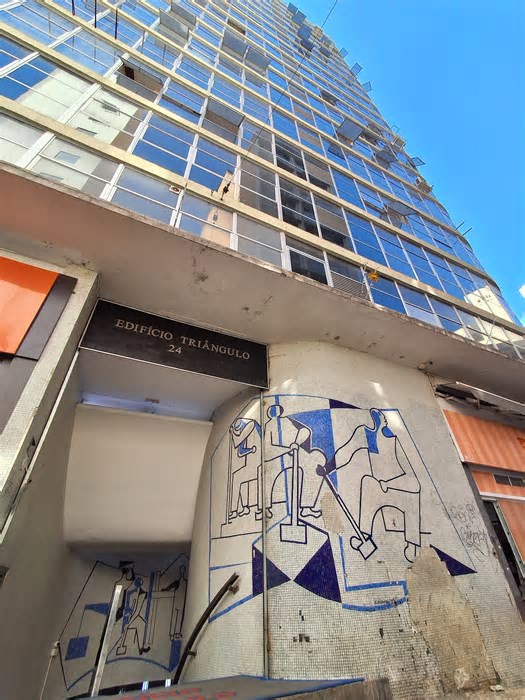 VÍDEO: dupla picha obra de Di Cavalcanti em prédio de Niemeyer durante Virada Cultural no Centro de SP