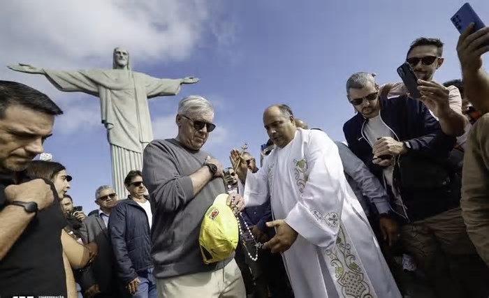 Com direito a bênção, Carlo Ancelotti conhece Cristo Redentor