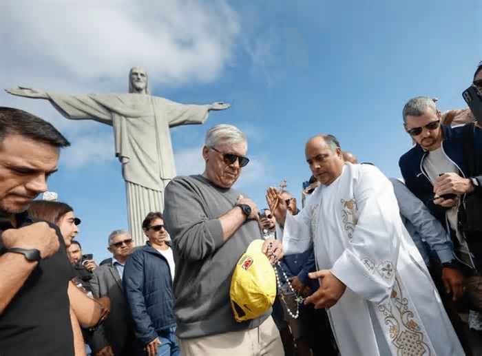 Ancelotti visita Cristo Redentor e recebe bênção antes de compromissos com a Seleção Brasileira