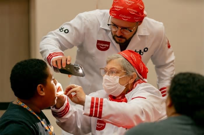 Dentistas voluntários selecionam crianças e adolescentes para tratamento gratuito no Recife