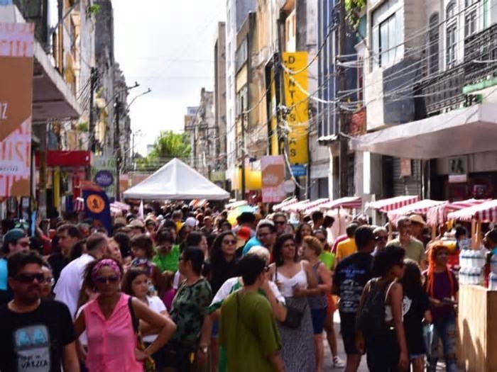 Feira Imperatriz das Artes movimenta tradicional rua do Centro do Recife neste sábado (10)