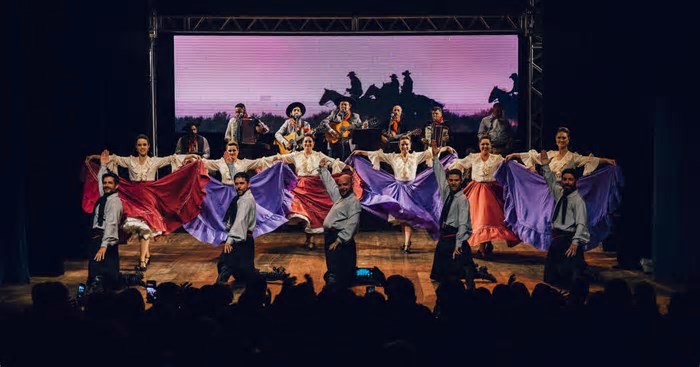Grupo Os Gaudérios comemora aniversário com espetáculo no Teatro Pedro Parenti, em Caxias do Sul