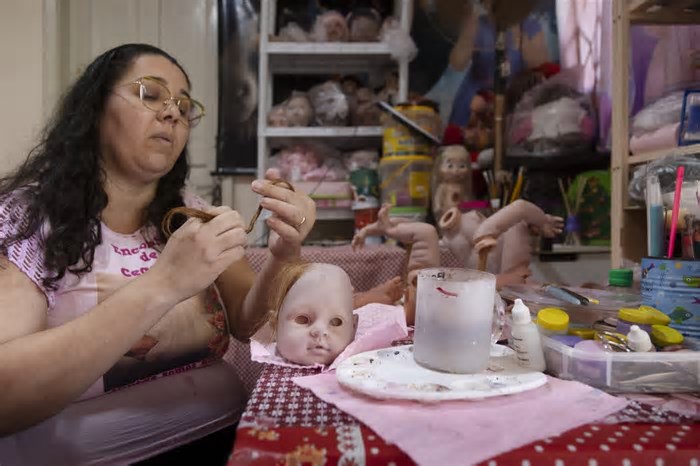 'Cegonhas’ que produzem bebês reborn em ‘maternidades' mostram seu trabalho no Rio