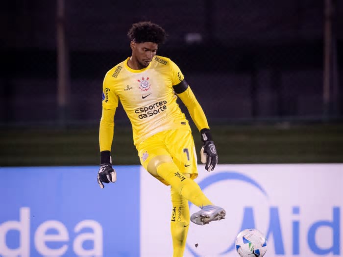 Hugo Souza projeta rotina até estreia na Seleção e reforça compromisso com o Corinthians