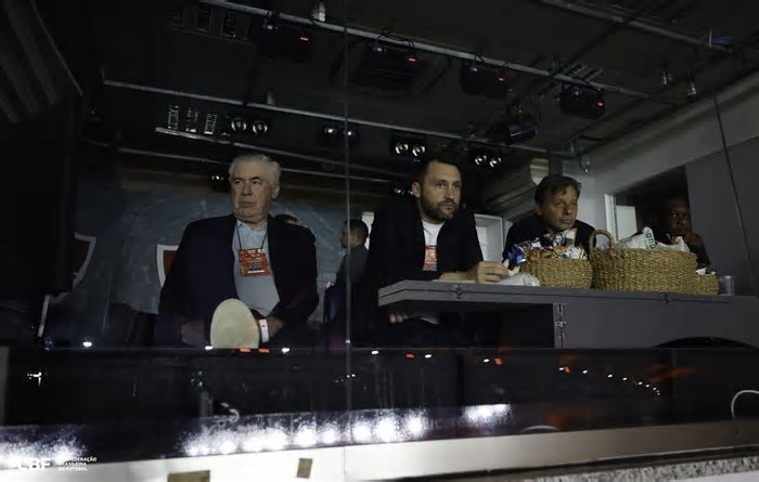 Ancelotti marca presença no Maracanã para assistir ao jogo do Flamengo na Libertadores; veja vídeo