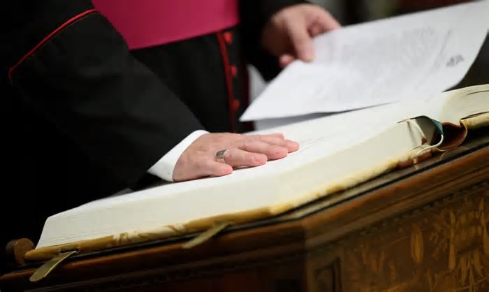 Cardeais iniciam preparação para conclave que vai eleger novo papa no Vaticano