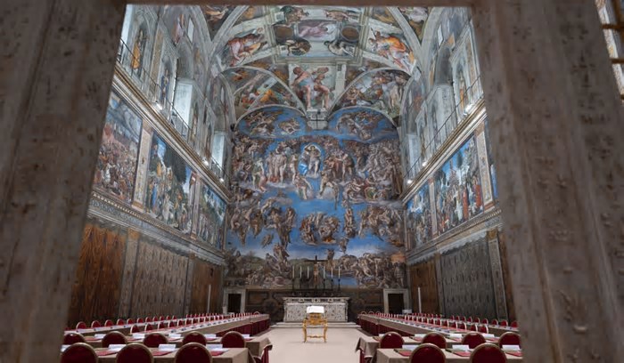 FOTOS: Capela Sistina está pronta para o conclave; cardeais se isolam nesta quarta-feira