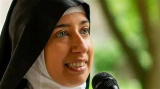 Veja imagens de freira brasileira demitida por ser “bonita demais”