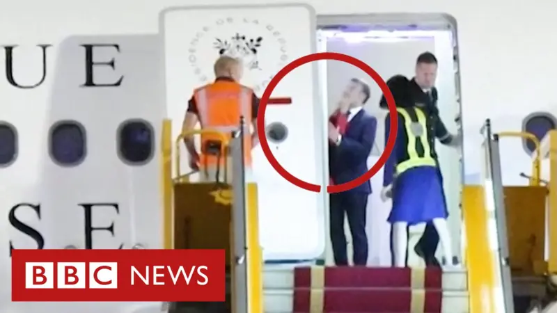 Emmanuel Macron leva empurrão da esposa no rosto