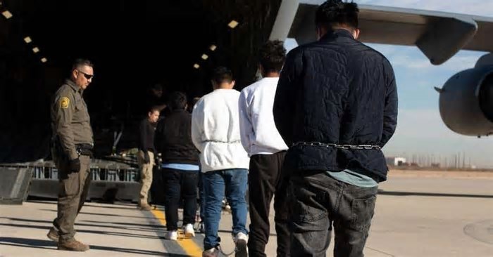 Voos para deportar imigrantes custaram mais de US$ 21 milhões ao Exército dos EUA