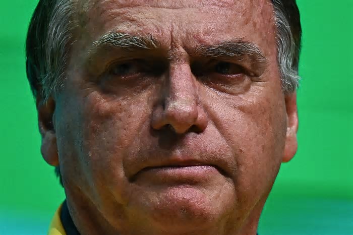 Bolsonaro diz que Brasil precisa da “ajuda de terceiros” para reverter perseguições