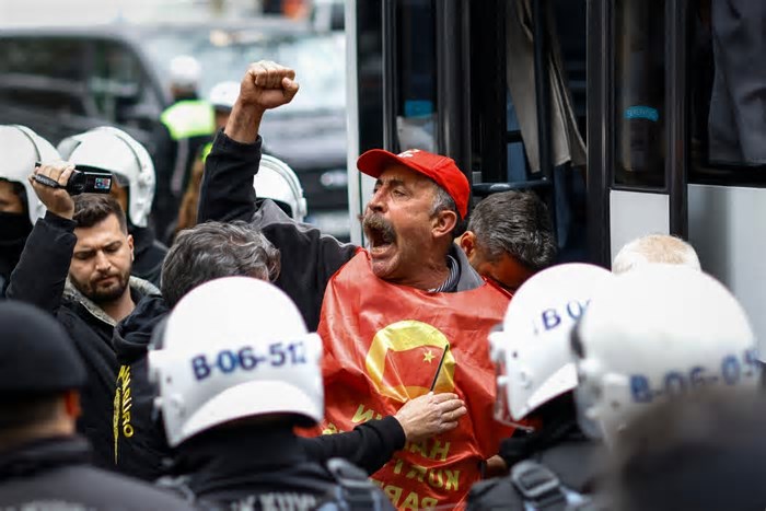 Mais de 400 pessoas são presas na Turquia durante protestos no Dia do Trabalho
