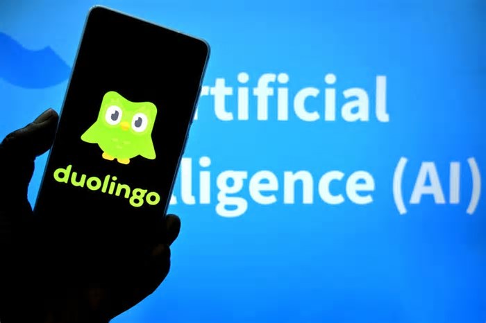 Duolingo anuncia que irá substituir todos trabalhadores que puder por IA e gera críticas nas redes sociais