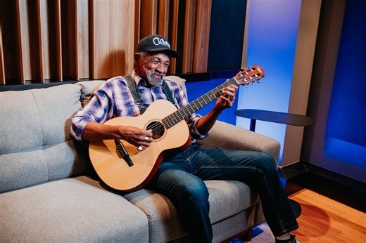 Há 20 anos sem voz, sambista volta a cantar com ajuda de IA