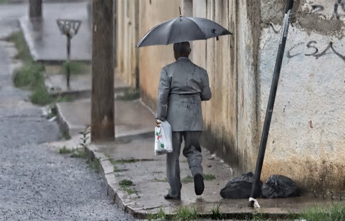 Bagé deve ter um dia com trovões e raios neste domingo (25)