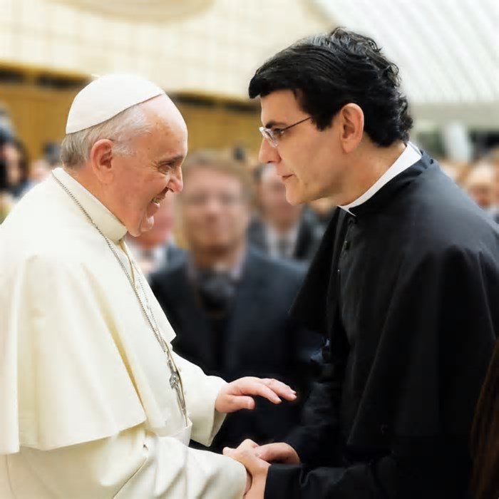 Padre Reginaldo Manzotti vai levar 40 mineiros para conhecer o novo papa