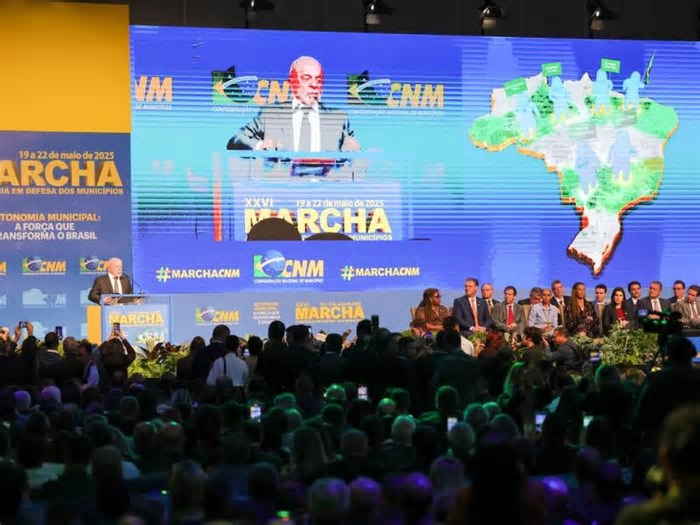 Lula é aplaudido e vaiado na abertura da Marcha dos Prefeitos em Brasília