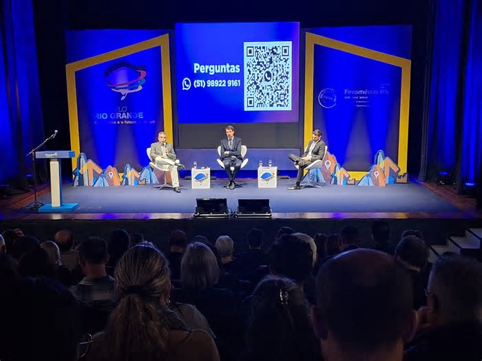 Giro Pelo Rio Grande lota teatro promovendo debate sobre economia e política