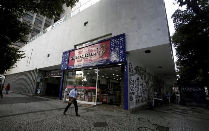 Megaloja de produtos chineses ocupa saguão de prédio no Centro que abrigou a maior agência da Caixa Econômica no país