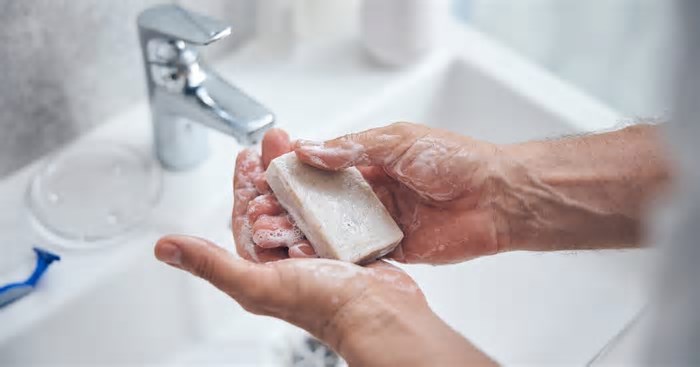 Uso de sabão afasta micro-organismos nocivos; químico explica a ciência por trás desse efeito
