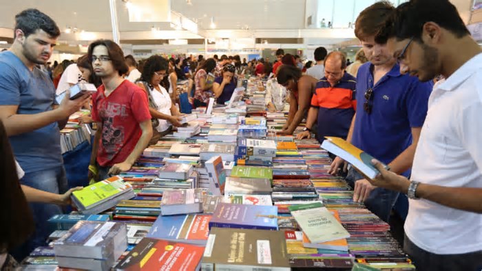 Professores e alunos ganham vouchers para compra de livros na Bienal 2025