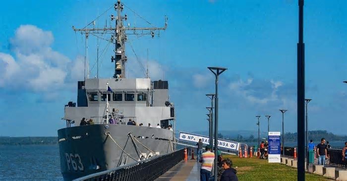 Navio da Marinha do Brasil tem último dia de visitação neste domingo, em Porto Alegre
