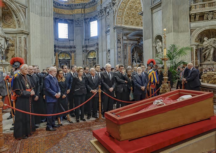 Comitiva no Vaticano, salário de juízes, sigilos e falta de transparência