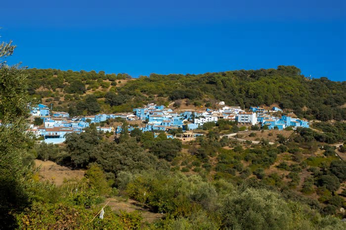 Conheça a “Aldeia Azul” dos Smurfs que está escondida entre montanhas e fica mesmo ‘aqui ao lado’
