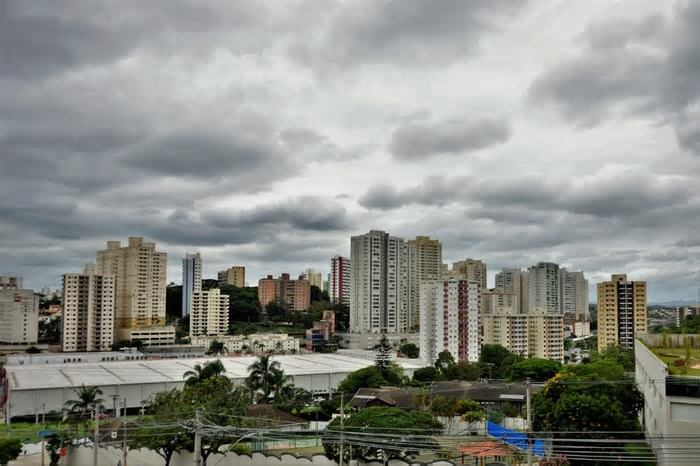 Céu dividido em SC: Oeste ensolarado e Leste sob nuvens e chuva nesta semana