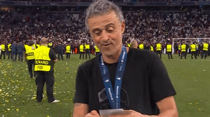 Luis Enrique celebra título do PSG e se emociona com foto da filha: 'Sempre conosco'