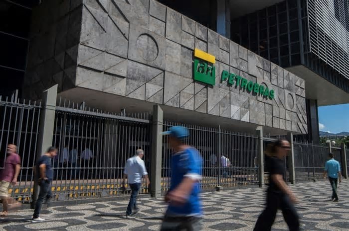 Petroleiros suspendem greve e devem aceitar proposta de trabalho híbrido por 2 anos