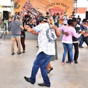 Celebrando 15 anos, Cultura na Praça estreia em Arapiraca com show especial de Sirano e Sirino